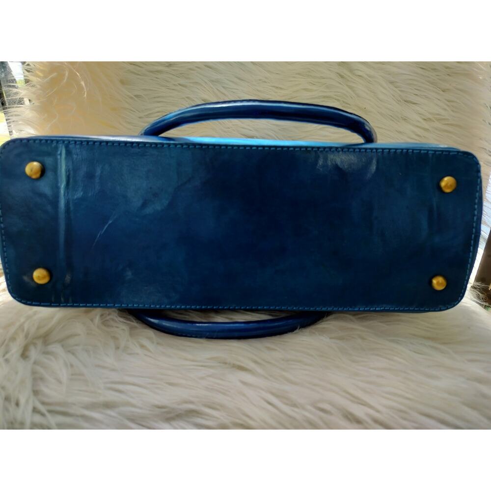 5534)Vivid by Sukriti Blue Damask Pattern Embossed Leather Shoulder Bag - Picture 5 of 8